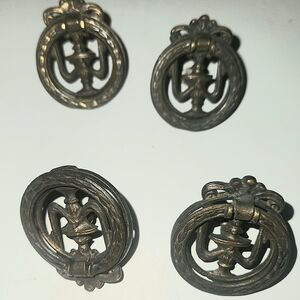 Antique Laurel Wreath Round Brass Drawer Pulls - Set of 4